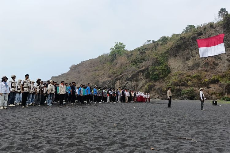 Saat Nelayan Kibarkan Bendera Merah Putih Raksasa di Tebing Pantai Dampar Lumajang