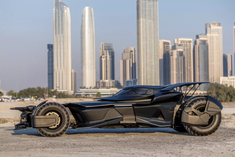 Replika Batmobile dengan basis Mercedes-Benz CL 55 AMG