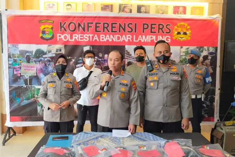 Konferensi pers pengungkapan kasus penusukan pria bertato di Bandar Lampung, Senin (7/11/2022). Pria bertato itu tewas setelah kedua matanya ditusuk pelaku.