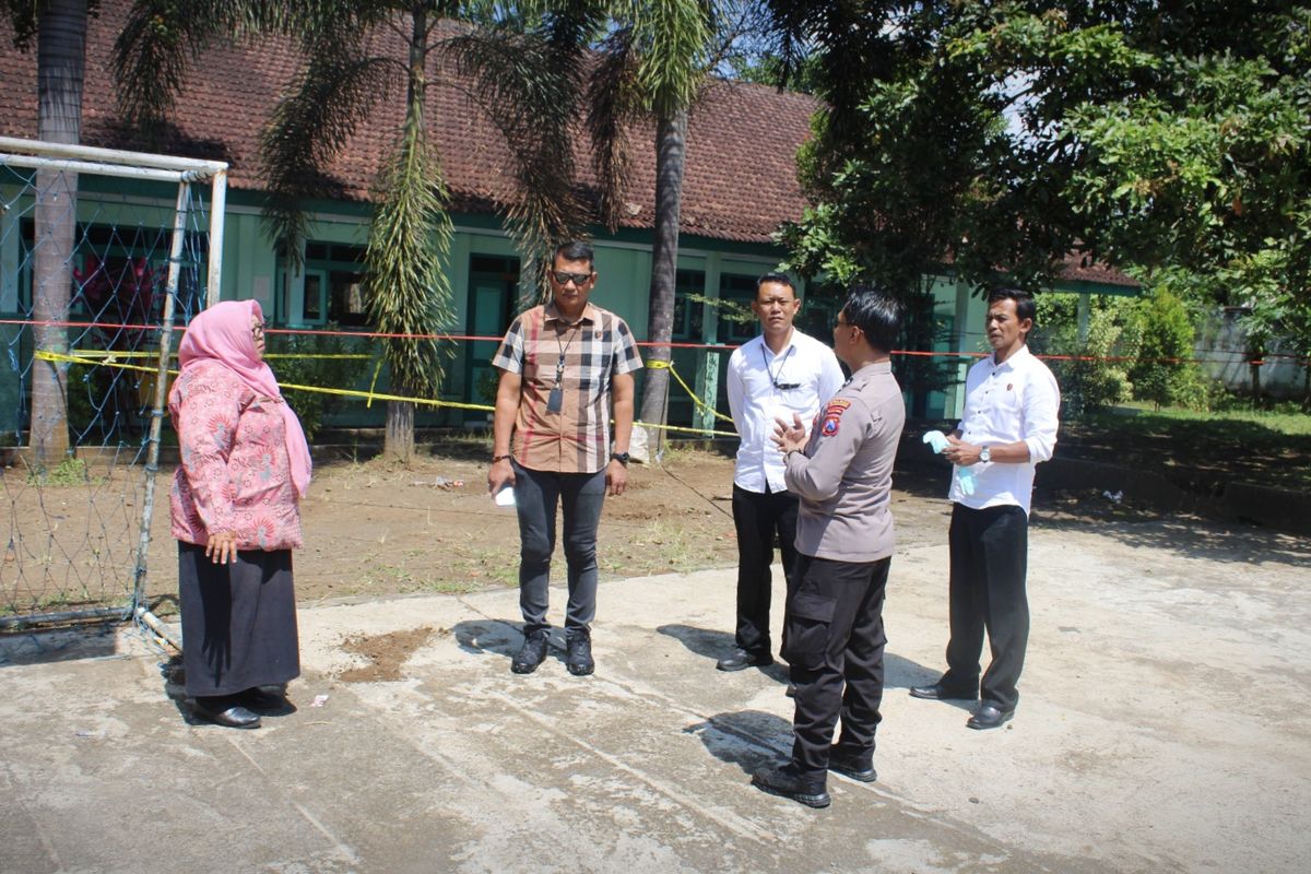 Polisi menggali keterangan di tempat kejadian perkara (TKP) penusukan siswa di SMPN 1 Grujugan Kabupaten Bondowoso, Jawa Timur, Kamis (21/8/2025).