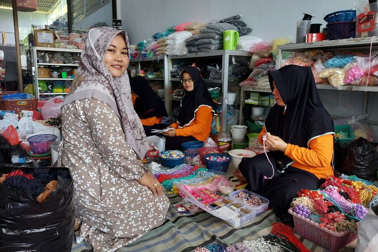 Sri Wigatiningsih pemilik Dinova Store yang beralamat di Rejotangan, Tulungagung, Jawa Timur