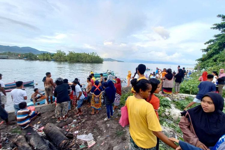 Para nelayan menolong sejumlah warga yang tenggelam bersama perahu ketinting di peraiaran Pulau Pombo, Kecamatan Pulau Haruku, Kabupaten maluku Tengah, Senin (8/11/2021)