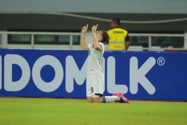 Selebrasi penyerang timnas U22 Indonesia Mauro Nils Zijlstra saat pertandingan persahabatan melawan Mali di Stadion Pakansari, Kabupaten Bogor, Selasa (18/11/2025).