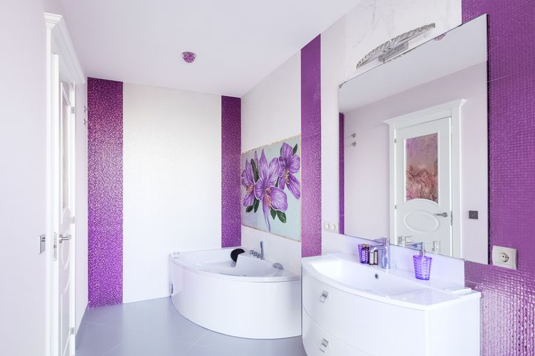 Kamar mandi berwarna ungu