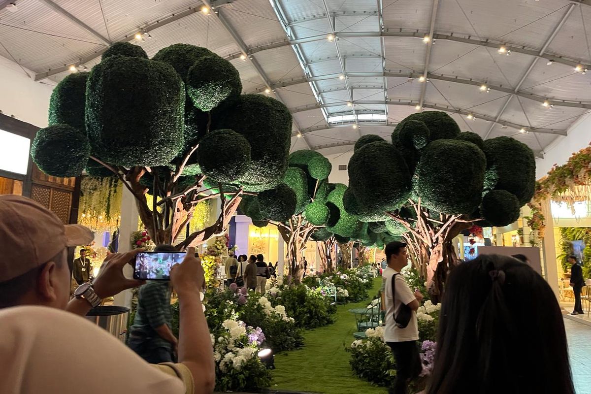 Bridestory Market 2024 mengusung tema tahunan yakni Floral Wonders, sehingga tampilan setiap booth-nya berhiaskan bunga ataupun pohon-pohon. 
