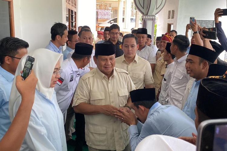 Calon presiden nomor urut 2 Prabowo Subianto saat berkunjung ke Kabupaten Pandeglang, Minggu (3/12/2023).
