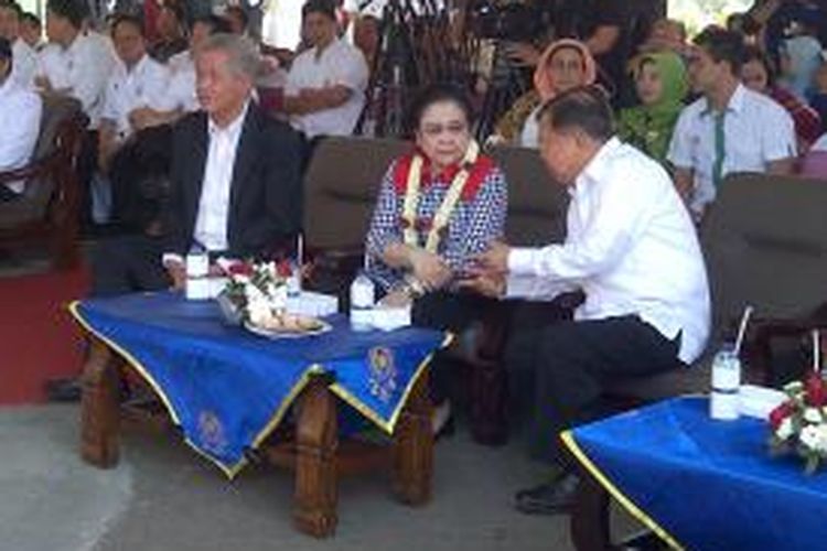 Megawati Soekarnoputri didampingi Jusuf Kalla saat meresmikan Rumah Sakit Universitas Muhammadiyah Malang (UMM), Selasa (17/6/2014), di Malang, Jawa Timur.