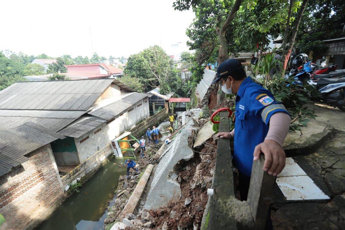 Sebidang turap di pinggir kali di Jalan Sharin RT 08/02, Srengseng Sawah, Jagakarsa, Jakarta Selatan longsor pada Kamis (4/2/2021) pagi.