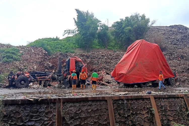 Dua kendaraan sopir truk yang diduga tertimbun sampah longsor TPST Bantargebang ditemukan dalam kondisi ringsek parah. Senin (9/3/2026).