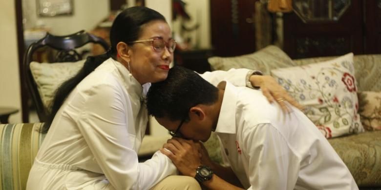 Calon wakil gubernur DKI Jakarta, Sandiaga Uno saat meminta restu kepsda ibunya, Mien Uno sebelum mengikuti acara debat pada Jumat (13/1/2017).