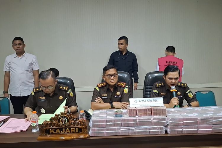 Kajari Karawang Syaifullah (kedua dari kanan) saat memberikan keterangan pers pengungkapan kasus dugaan korupsi penyaluran pupuk bersubsidi di Kantor Kejaksaan Negeri Karawang, Selasa (20/2/2024).