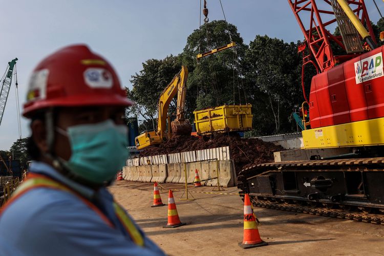 Pekerja menyelesaikan pekerjaan proyek pembangunan MRT Jakarta Fase 2A di Stasiun MRT Monas, Jakarta Pusat, Senin (31/5/2021). Pembangunan MRT Jakarta fase 2A dari Bundaran HI sampai Harmoni sudah mencapai 16,5 persen per hari ini, Senin (31/5/2021). Pengeboran jalur MRT tersebut ditargetkan akan dilakukan pada awal tahun 2022 mendatang.