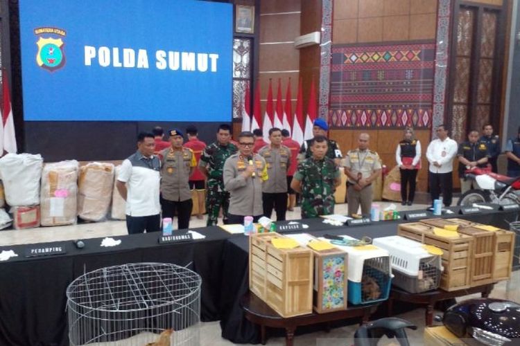 Kepala Polda Sumatera Utara Irjen Pol Agung Setya Imam Effendi (tengah) memberikan keterangan di Medan, Sumatera Utara, Selasa (4/6/2024). 