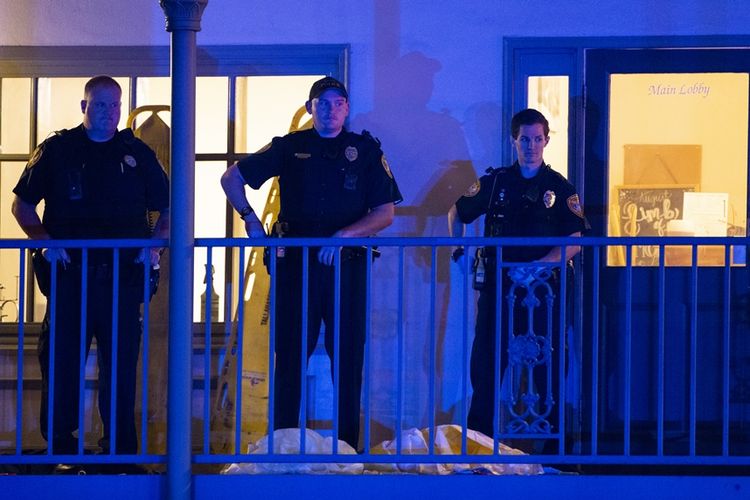 Petugas polisi berjaga di depan studio yoga di Tallahassee, Florida, tempat terjadinya penembakan yang menewaskan dua orang, pada Jumat (2/11/2018).