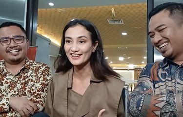 Atiqah Hasiholan memenuhi panggilan penyidik di Bareskrim Polri, Rabu (24/12/2024).