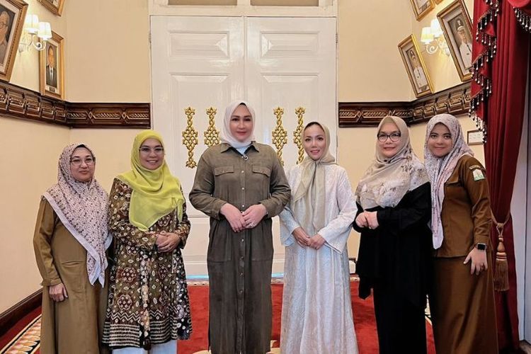 Ketua TP PKK dan Dekranasda Aceh Marlina Muzakir (tengah) bersama Wakil Ketua PWI Bidang Kemitraan Amy Atmanto (ketiga dari kanan) serta sejumlah tokoh perempuan Aceh, dalam pertemuan yang menyoroti penguatan peran perempuan dan potensi budaya daerah.