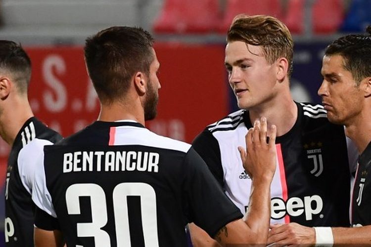 Penyerang Juventus Cristiano Ronaldo merayakan golnya ke gawang Bologna bersama Rodrigo Bentancur, Matthijs de Ligt, dan Mattia De Sciglio, pada lanjutan pekan 27 Liga Italia di Stadion Renato DallAra, Selasa (23/6/2020) dini hari WIB. 