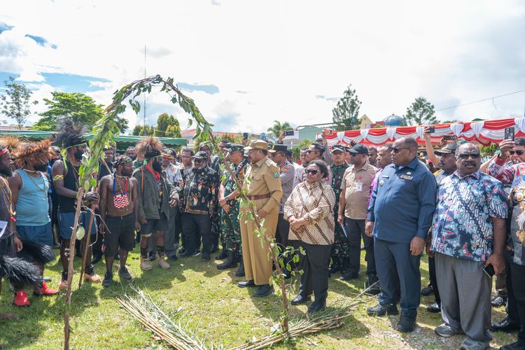 Perang Suku di Wamena Berakhir Damai Dengan Prosesi Patah Panah 