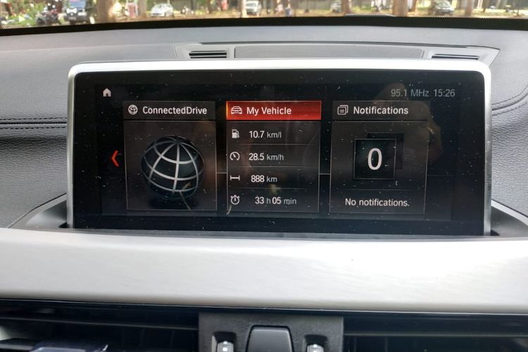 Layar di tengah dasbor BMW X1 sudah memakai fitur layar sentuh
