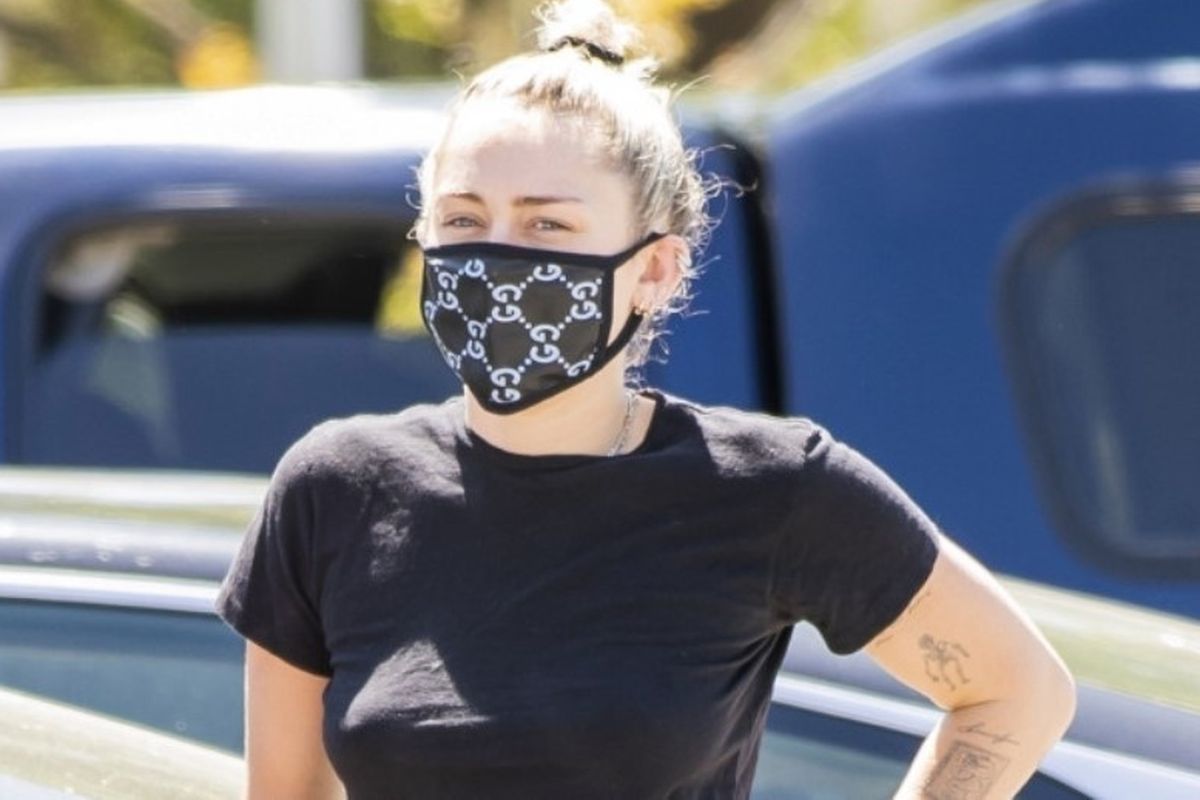 Miley Cyrus kenakan masker wajah berlogo Gucci