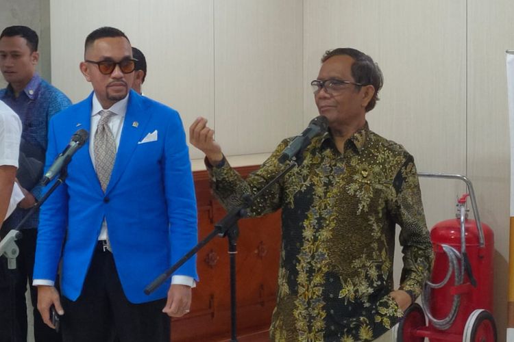  Wakil Ketua Komisi III DPR Ahmad Sahroni berjas biru dan Menko Polhukam Mahfud MD dalam konferensi pers usai rapat Komisi III DPR membahas transaksi mencurigakan senilai Rp 349 triliun, di Kompleks Parlemen Senayan, Jakarta, Rabu (29/3/2023) malam. 