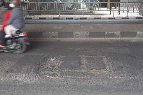 Jalan di Bawah Stasiun MRT Blok A Berlubang, Warga Sebut Sering Terjadi Kecelakaan