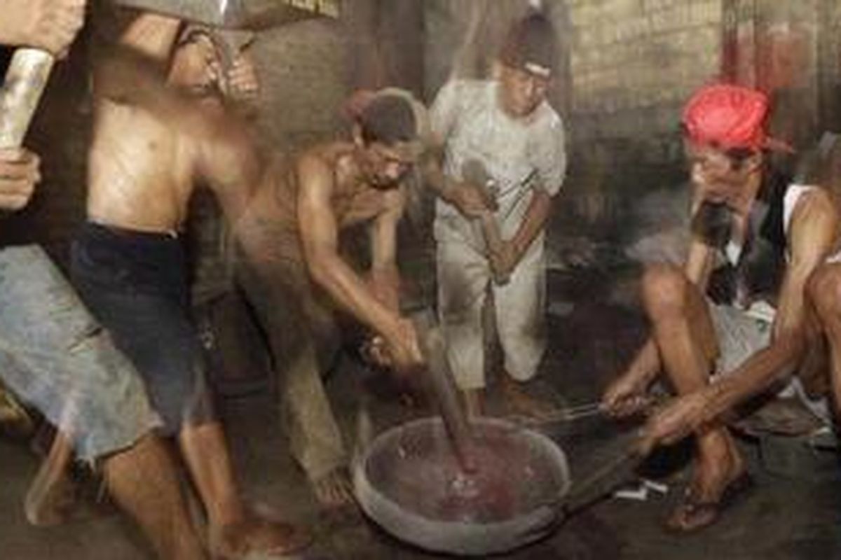 Pekerja menempa perunggu untuk dijadikan gong di pabrik gong milik Haji Sukarna, Jalan Pancasan Raya, Desa Pasir Jaya, Bogor, Jawa Barat, Kamis (15/9/2011). 