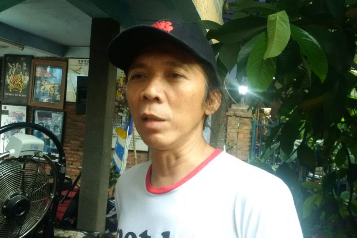 Penabuh drum Bimo Setiawan Almachzumi atau Bimbim diabadikan di sela acara HUT vokalis Kaka di Gang Potlot, Duren Tiga, Jakarta Selatan, Jumat (10/3/2017).