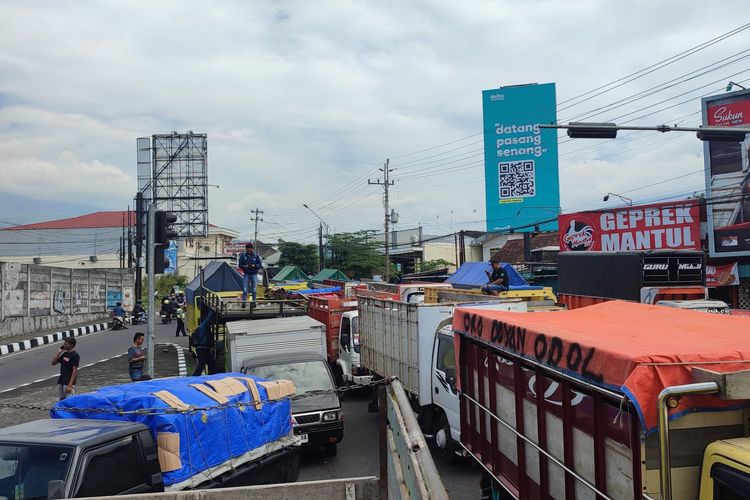 Sopir Truk di Temanggung Blokade Jalan Tolak UU ODOL