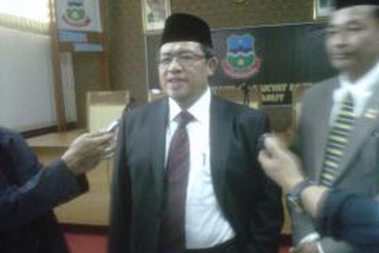 Gubernur Jawa Barat Ahmad Heryawan usai pelantikan Bupati dan Wakil Bupati Garut, Rudy Gunawan-Helmi Budiman di Gedung DPRD Garut, Kamis (23/1/2013) siang. 
