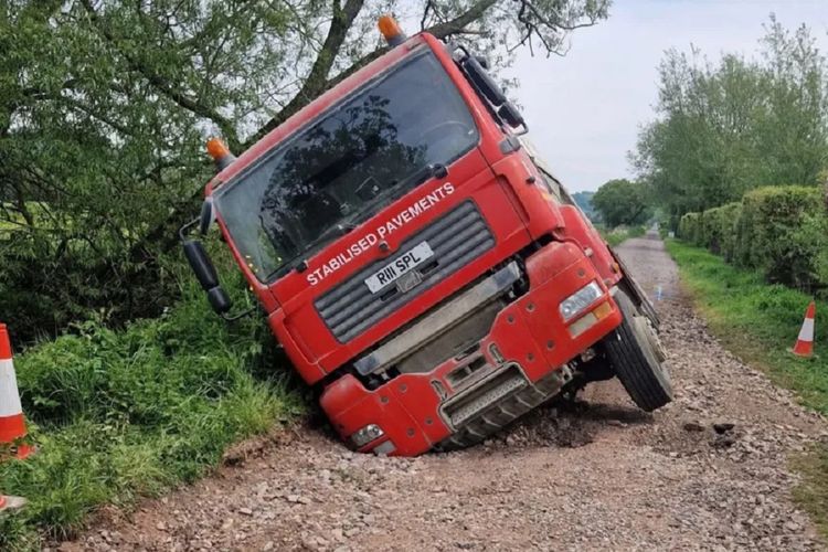 Truk Perbaikan Jalan Nyangkut di Lubang yang Akan Ditambal, Misi Gagal