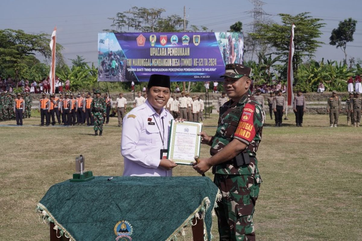 Sekretaris Daerah Kabupaten Klaten Jajang Prihono resmi membuka program TNI Manunggal Membangun Desa (TMMD) Sengkuyung ke-121 Tahun Anggaran 2024 di Lapangan Jetis, Desa Tambong Wetan, Kecamatan Kalikotes, Kabupaten Klaten, Jawa Tengah Rabu (24/7/2024). 