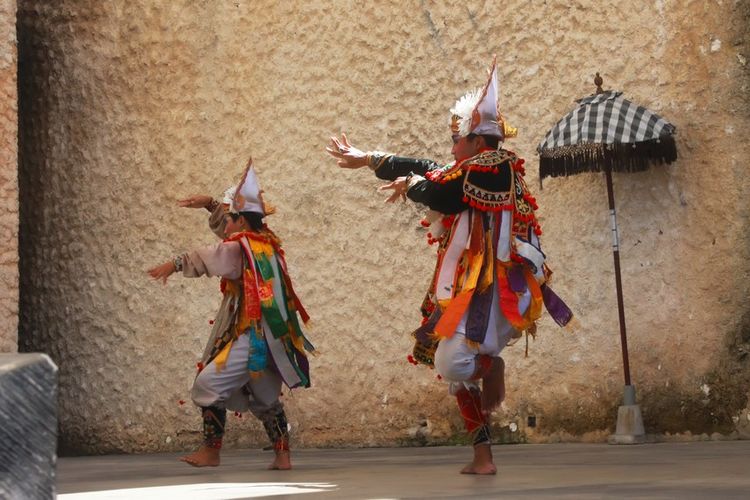 Tari Baris Tunggal merupakan varian tari baris yang dibawakan oleh 1-2 penari, dan tidak berkaitan dengan upacara adat. 