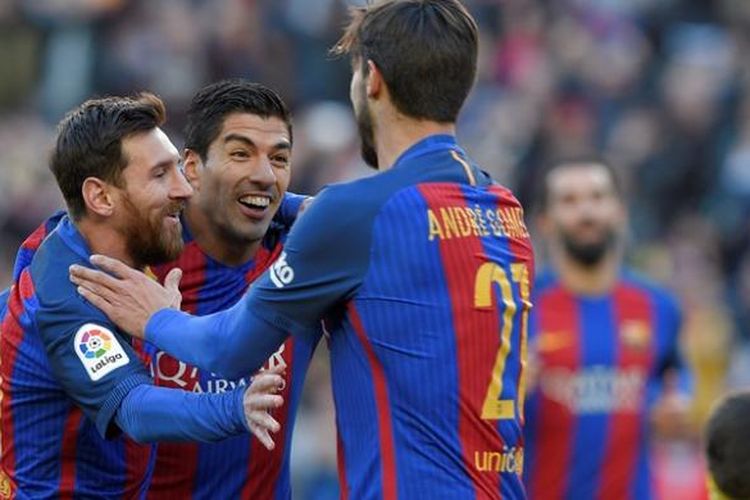 Striker Barcelona Luis Suarez (tengah) melakukan selebrasi bersama Lionel Messi (kiri) dan gelandang Andre Gomes (kanan), setelah mencetak gol ke gawang Las Palmas dalam pertandingan La Liga di Camp Nou, Barcelona, Sabtu (14/1/2017).