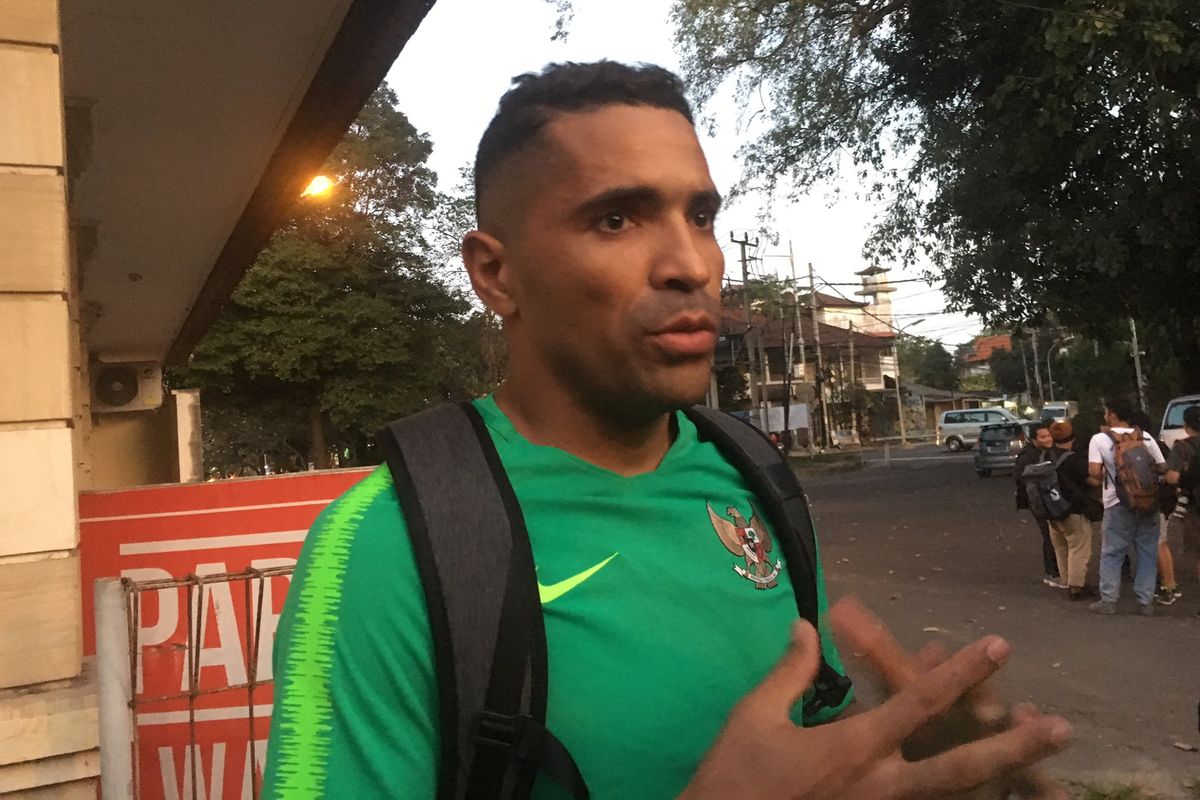 Penyerang Timnas Indonesia, Alberto Beto Goncalves usai latihan di Lapangan Trisakti, Kuta, Badung, Bali, Minggu (13/10/2019).