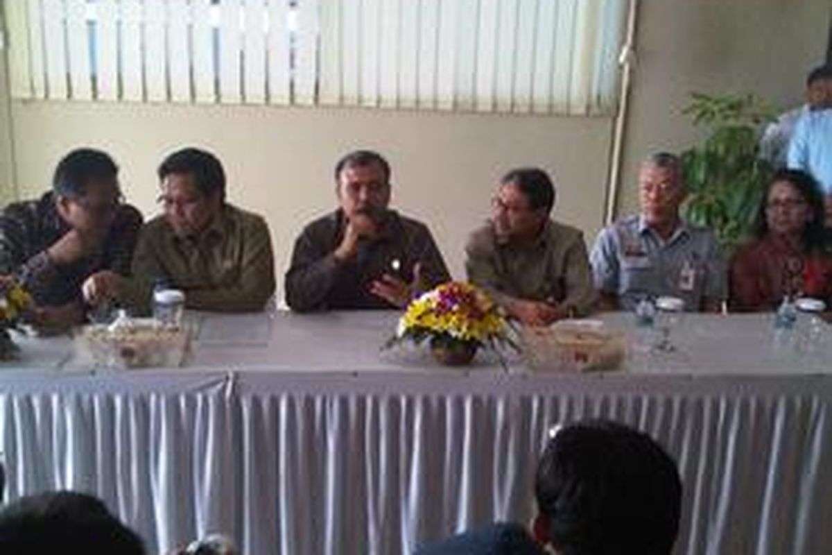 Kepala BNP2TKI Mohammad Jumhur Hidayat, Menteri Tenaga Kerja dan Transmigrasi Muhaimin Iskandar, Menteri Hukum dan Hak Asasi Manusia Patrialis Akbar, Wakil Menteri Luar Negeri Triyono Wibowo, Direktur Jenderal Perhubungan Udara Dephub Henry Bakti, dan perwakilan Menko Kesra Maswati melayani pertanyaan wartawan di Ruang Tunggu Khusus TKI di Bandara Soekarno-Hatta, Tangerang, Selasa (10/11). Mereka menyambut 416 WNI bermasalah  asal Kuwait dan Jeddah yang dijemput dengan pesawat khusus dari Garuda Indonesia.