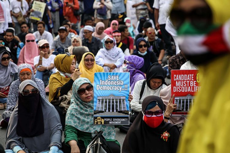 Massa pengunjuk rasa berkumpul di Jalan Medan Merdeka Barat sekitar Gedung Mahkamah Konstitusi, Jakarta Pusat, Jumat (14/6/2019). Mereka melakukan aksi unjuk rasa untuk mengawal sidang gugatan sengketa pemilihan presiden yang diajukan calon presiden dan calon wakil presiden nomor urut 02 Prabowo Subianto-Sandiaga Uno.