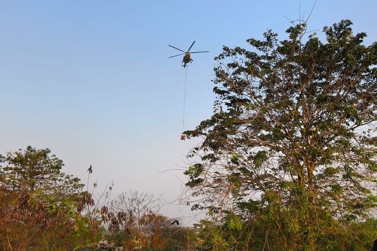 Helikopter Water Bombing Padamkan Kebakaran TPA Jatiwaringin, Warga Antusias Menonton