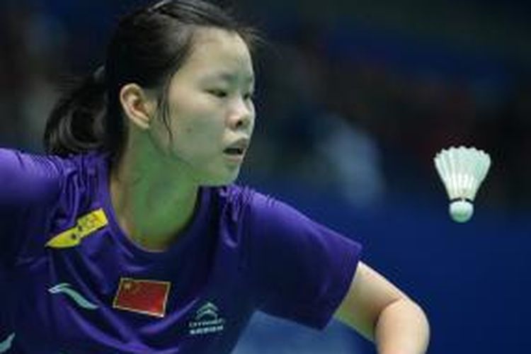 Pebulu tangkis China, Li Xuerui melakukan servis ke arah pemain China Lainnya, Yu Sun, pada perempat final China Open Superseries Premier 2013 di Shanghai, Jumat (15/11/2013). Li Mennag 21-16 21-18.