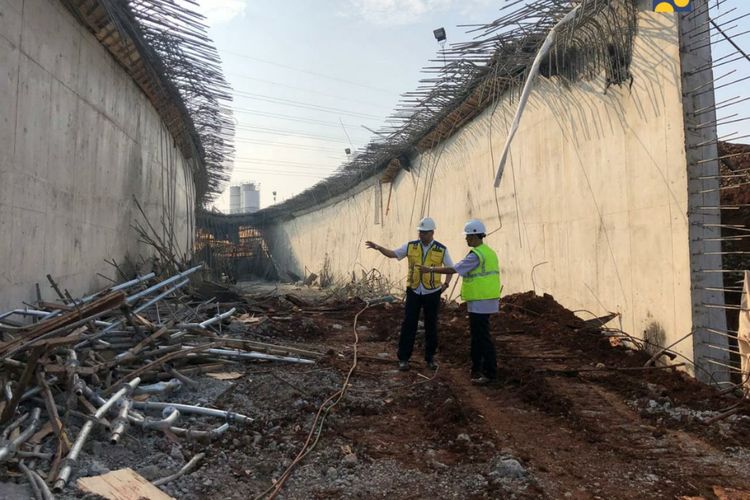 Base form sisi Barat proyek Tol Depok-Antasari mengalami penurunan pada Selasa (8/10/2019). Kementerian PUPR telah meninjau lokasi dan merekomendasikan BUJT mengentikan sementara pengerjaan box traffic.