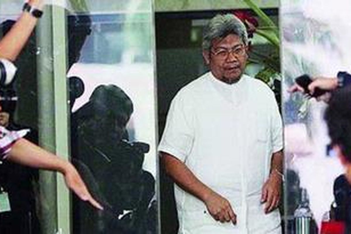 Mantan Menteri Kehutanan MS Kaban diperiksa oleh Komisi Pemberantasan Korupsi (KPK) di Gedung KPK, Jakarta, Senin (25/10/2010). Ia diperiksa sebagai saksi terkait kasus pengadaan Sistem Komunikasi Radio Terpadu di Departemen Kehutanan.