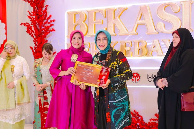 Penasihat Dharma Wanita Persatuan (DWP) Kementerian Sosial (Kemensos) Fatma Saifullah Yusuf dalam upacara penutupan gelaran Bekasi Berkebaya bertema ?Kebaya Dahulu, Kini, dan Masa Depan? di Bekasi, Minggu (16/2/2025). 
