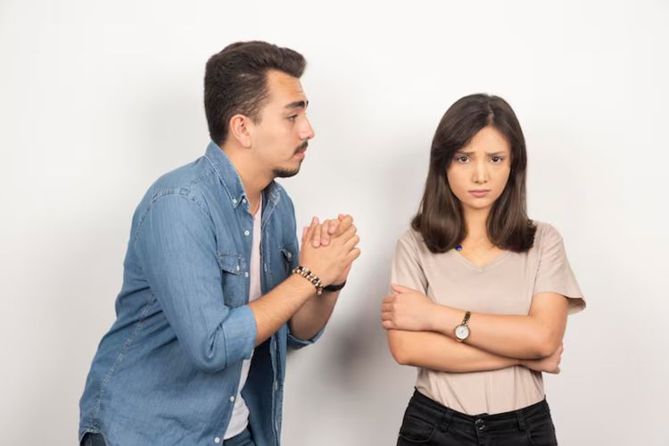 Taurus dikenal sabar tapi keras kepala. Kalau pasanganmu zodiak ini sedang marah, jangan lawan dengan emosi. Ketenangan justru jadi kuncinya.