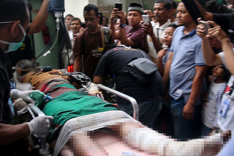 Korban ledakan sumur minyak di Desa Pasir Putih, Kecamatan Ranto Peureulak, Kabupaten Aceh Timur, dirujuk ke Rumah Sakit Umum Daerah Zoinal Abidin (RSUDZA), Banda Aceh, Rabu (25/4/2018). Puluhan orang tewas dan terluka akibat insiden meledaknya sumur minyak yang terjadi sekitar pukul 01.30 tersebut.