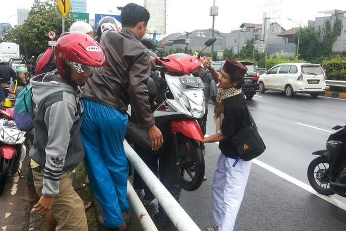 Sebuah sepeda motor yang diangkut dan dipindahkan dari ruas Jalan Gatot Subroto ke dalam Jalan Tol Dalam Kota, Selasa (21/2/2017). Situasi itu terjadi saat berlangsungnya aksi unjuk rasa 212 di depan Gedung DPR.