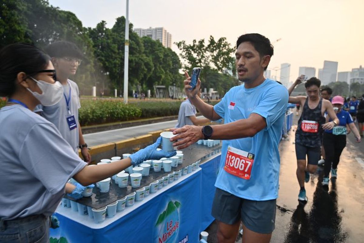 Kehadiran Le Minerale di setiap water station tidak hanya sebagai sumber hidrasi, tetapi juga penunjang kebugaran dan keseimbangan mineral bagi peserta lomba Jakarta Running Festival 2024. 