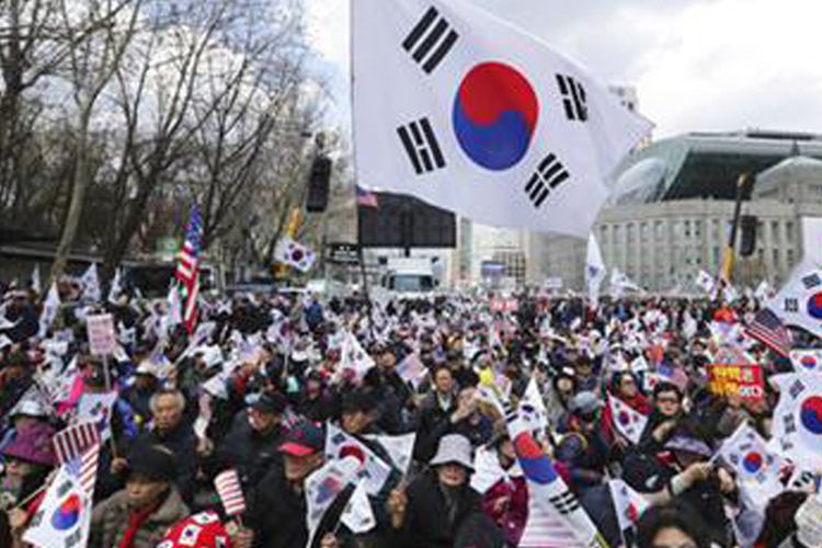 Puluhan ribu pendukung mantan Presiden Korea Selatan Park Geun-hye mamadati jalan-jalan di sekitar Balai Kota Seoul untuk mengumandangkan tuntutan pembebasan Park, Sabtu (1/4/2017). 