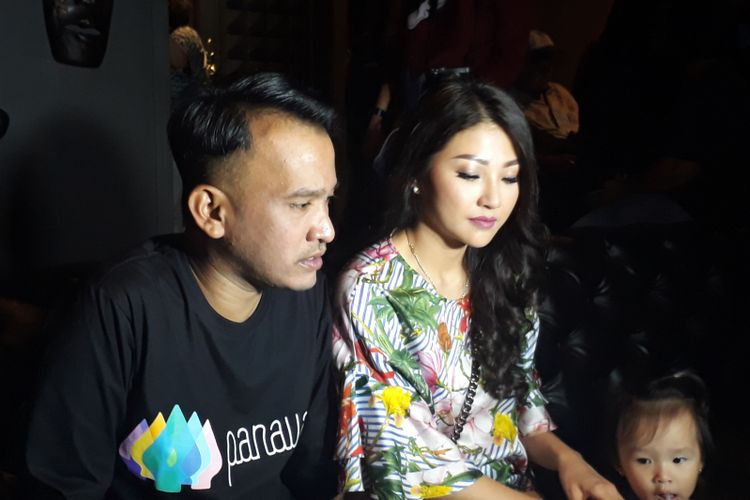 Ruben Onsu dan Sarwendah Tan diabadikan di The Pallas, SCBD, Jakarta Selatan, Selasa (25/4/2017). 