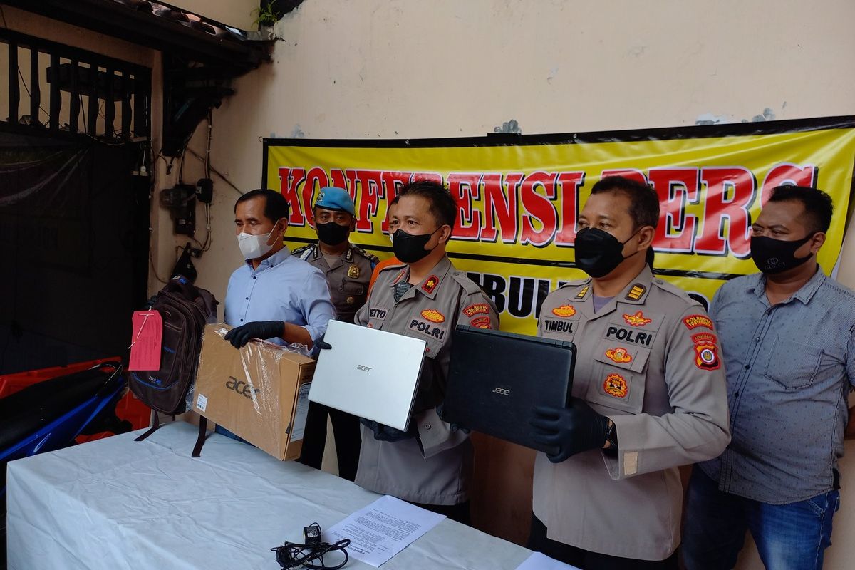 Jajaran Polsek Umbulharhjo saat menunjukkan barang bukti berupa 2 laptop di Polsek Umbulharjo, Rabu (24/8/2022)