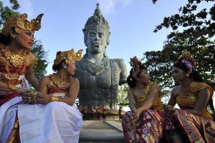 Penari beristirahat usai mengggelar pentas di Plaza Wisnu di Kawasan Taman Budaya Garuda Wisnu Kencana (GWK) di Bukit Ungasan, Bali, Kamis (22/8/2013). Nantinya di tempat tersebut akan dibangun monumen GWK yang memiliki ketinggian 126 meter dengan lebar 64 meter.